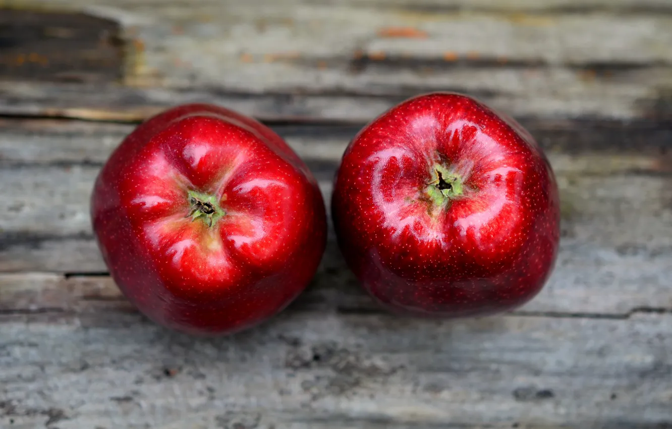Фото обои фон, яблоки, доски, еда, красные, фрукты, два, блестящие