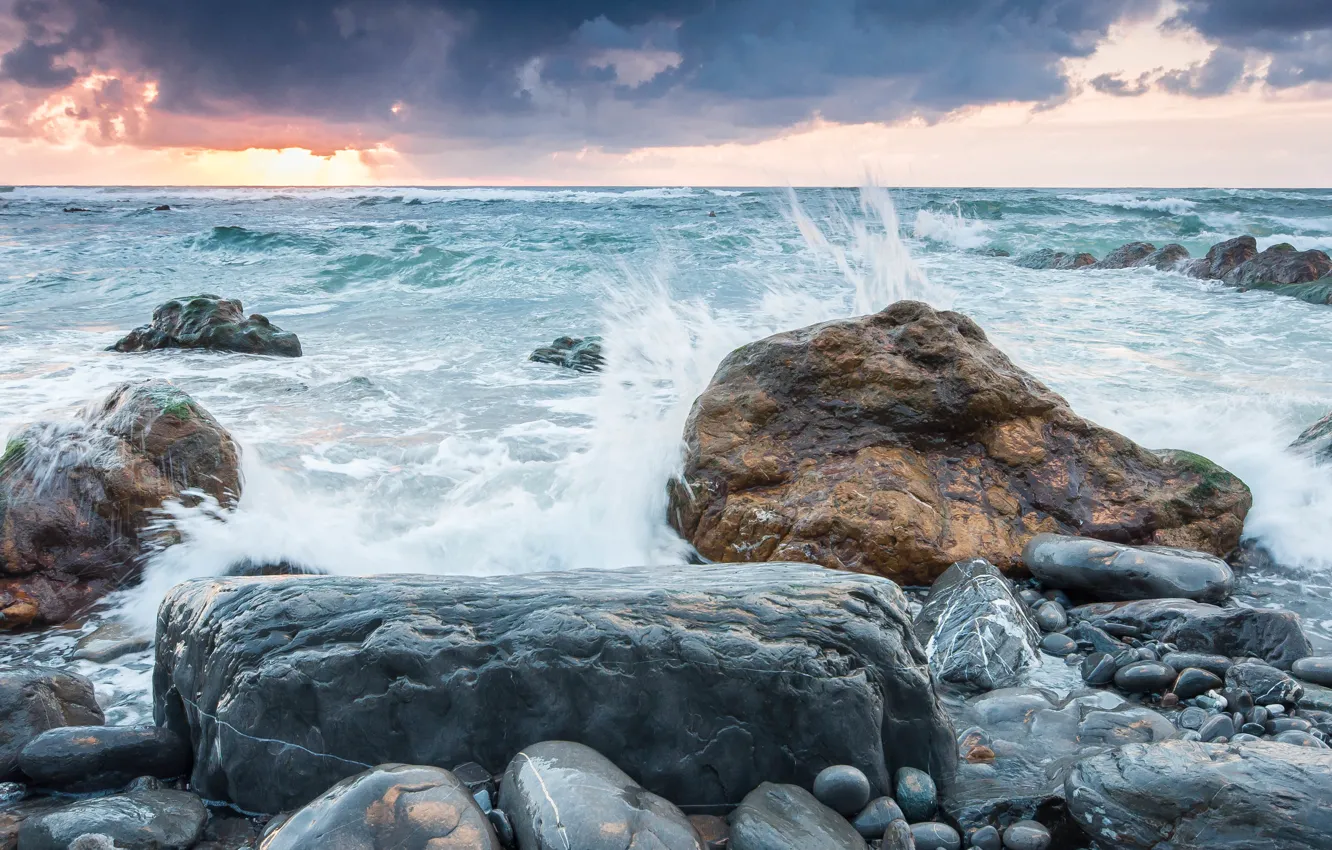 Фото обои море, небо, закат, брызги, тучи, шторм, природа, камни