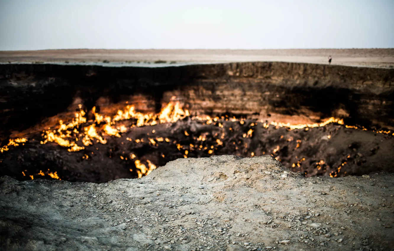 Фото обои небо, огонь, пустыня, человек, горизонт, край, газ, Туркменистан