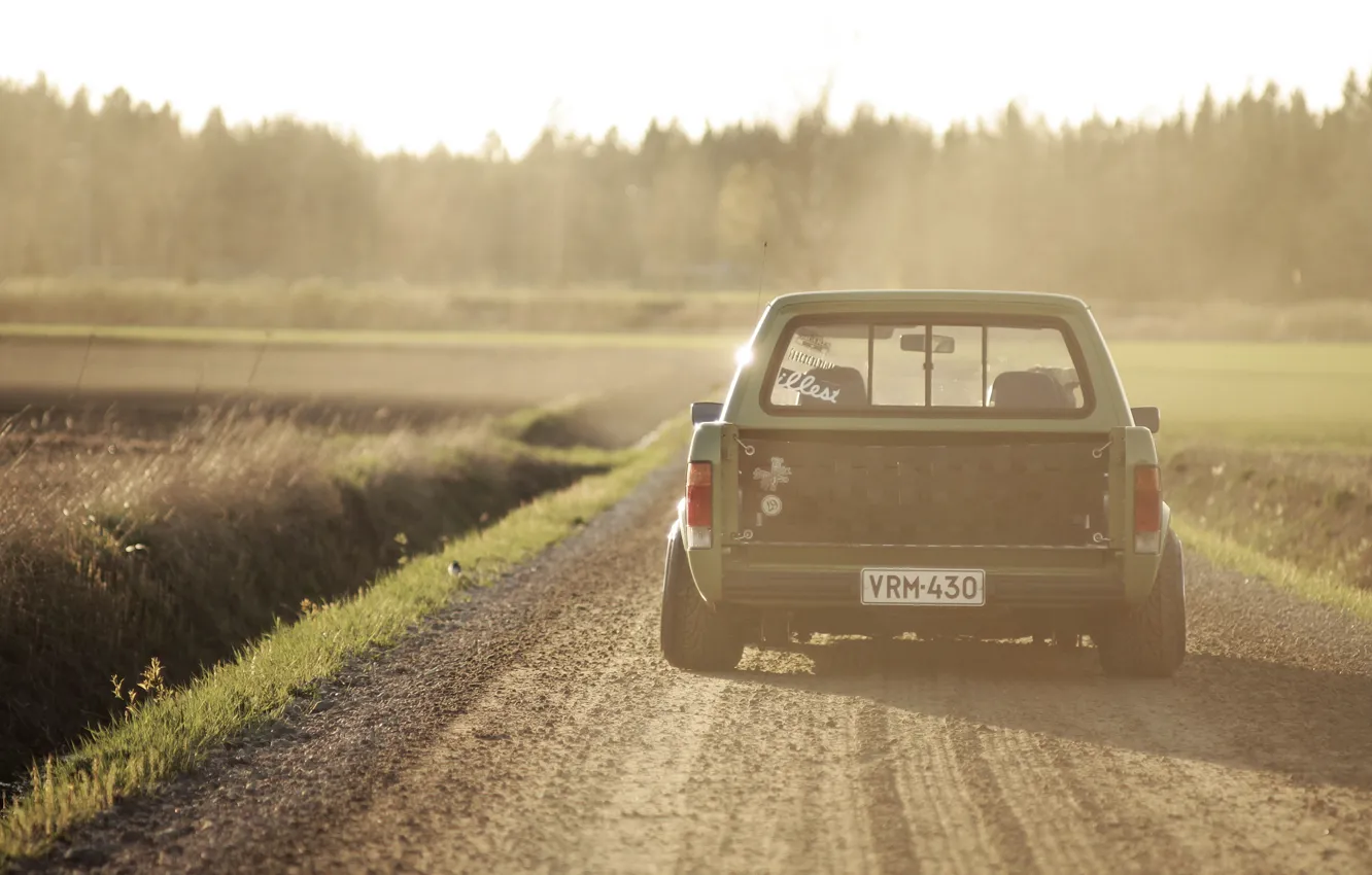 Фото обои дорога, солнце, тень, Volkswagen, колеса, сзади, задние фонари, Caddy