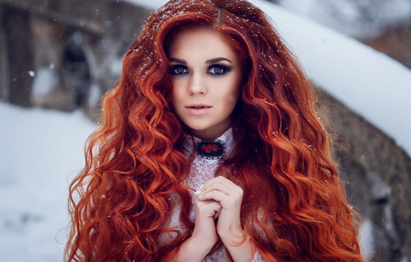 Фото обои взгляд, девушка, снег, портрет, руки, рыжая, рыжеволосая, длинные волосы