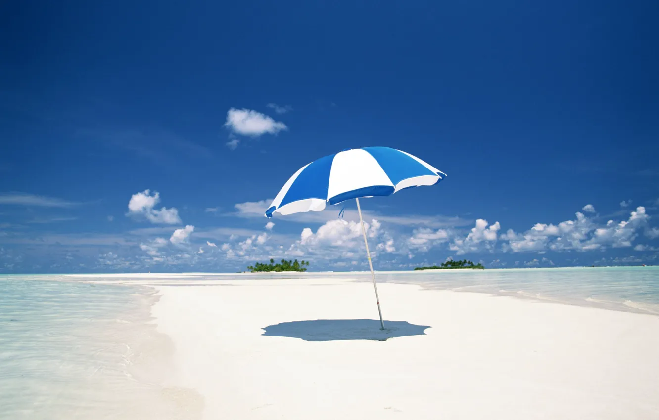 Фото обои песок, море, облака, берег, зонт