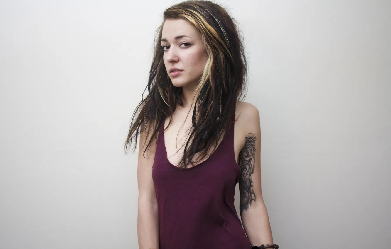 Фото обои girl, wall, woman, model, tattoo, brunette, purple, tattoos