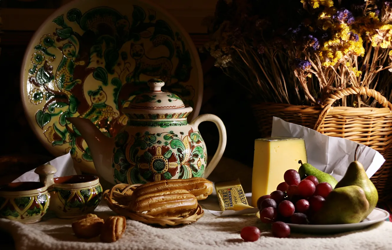 Фото обои темный фон, еда, букет, сыр, чайник, виноград, чаепитие, чашки