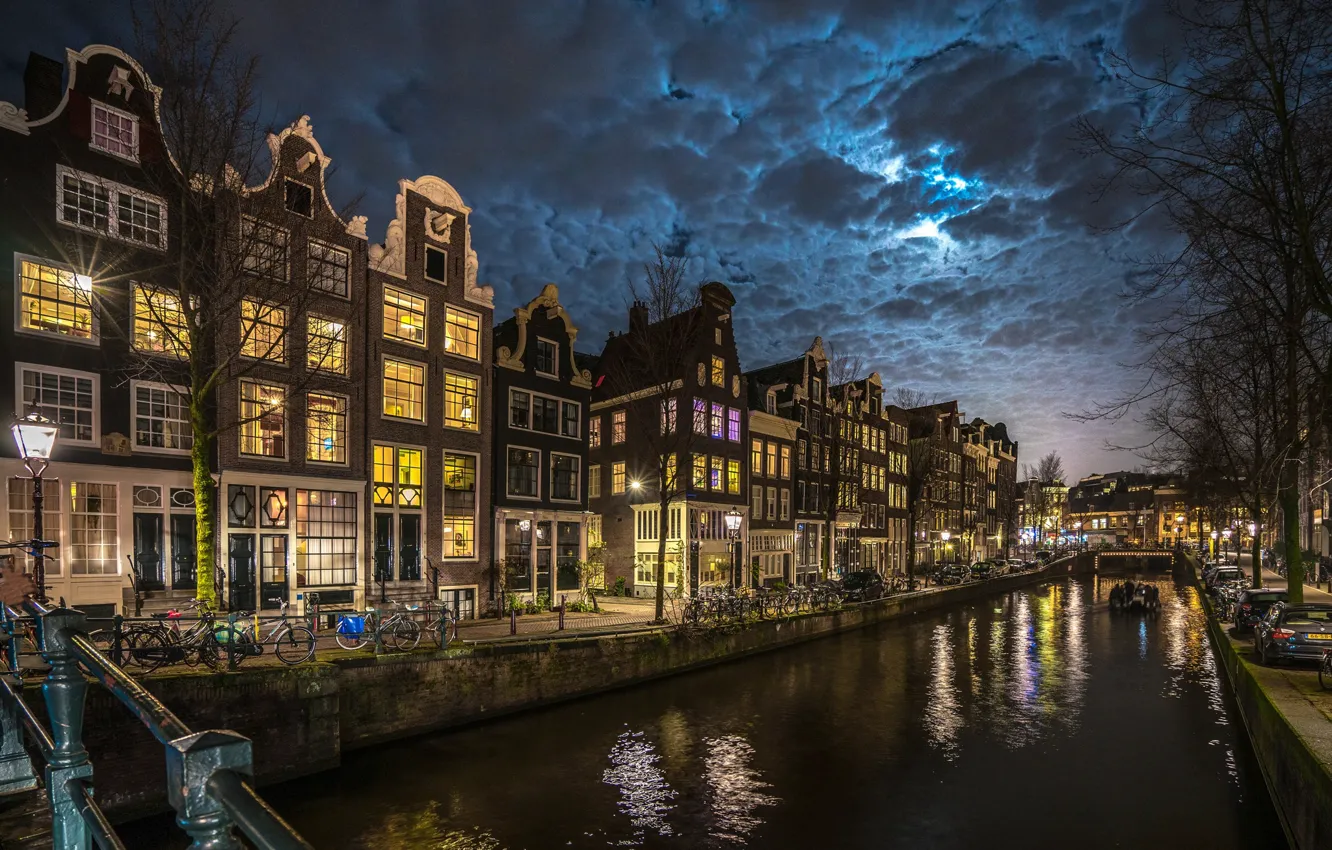 Фото обои облака, ночь, город, дома, освещение, Амстердам, фонари, канал