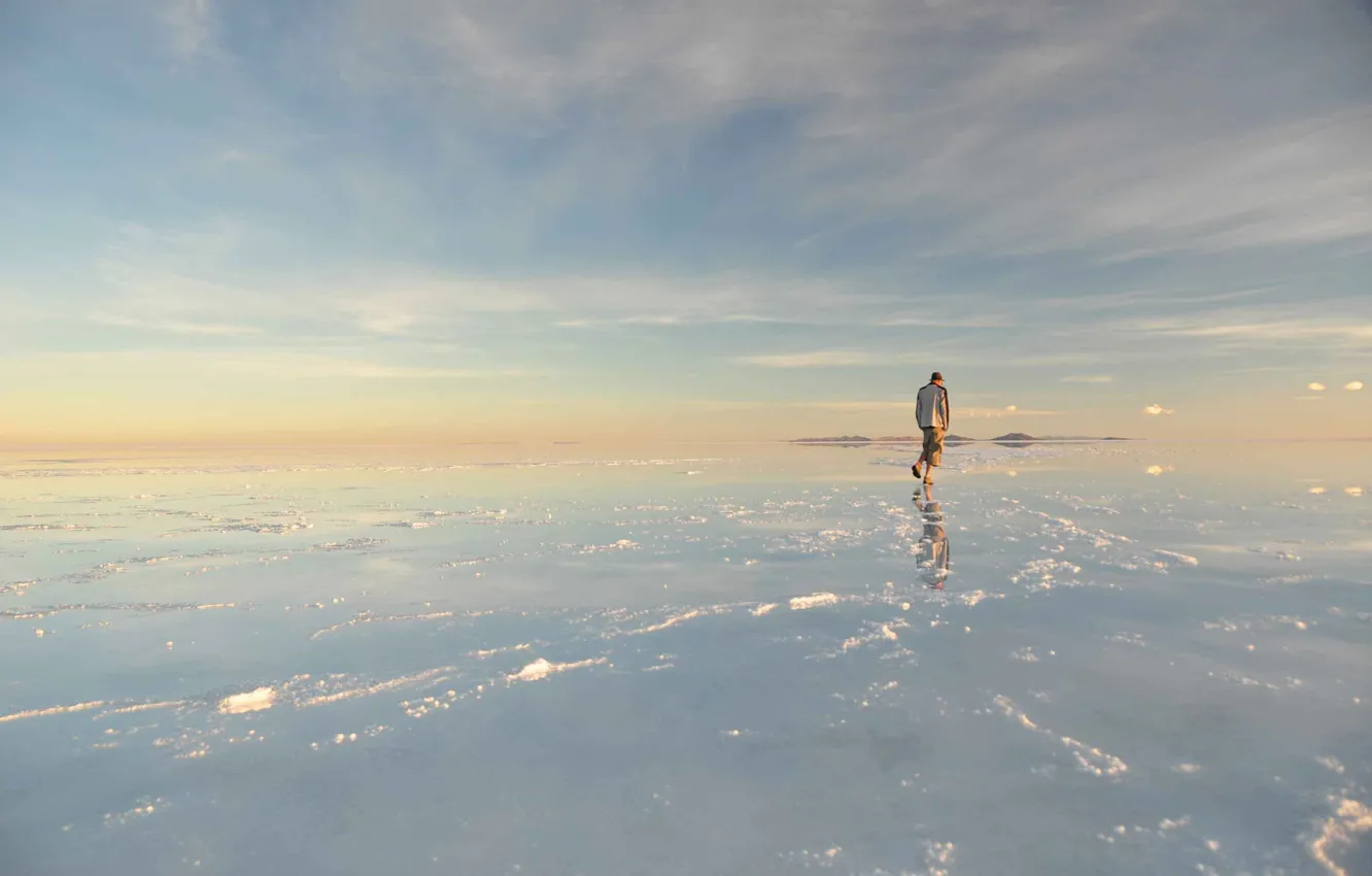 Фото обои вода, человек, Salar de Uyuni, Bolivia, солончак