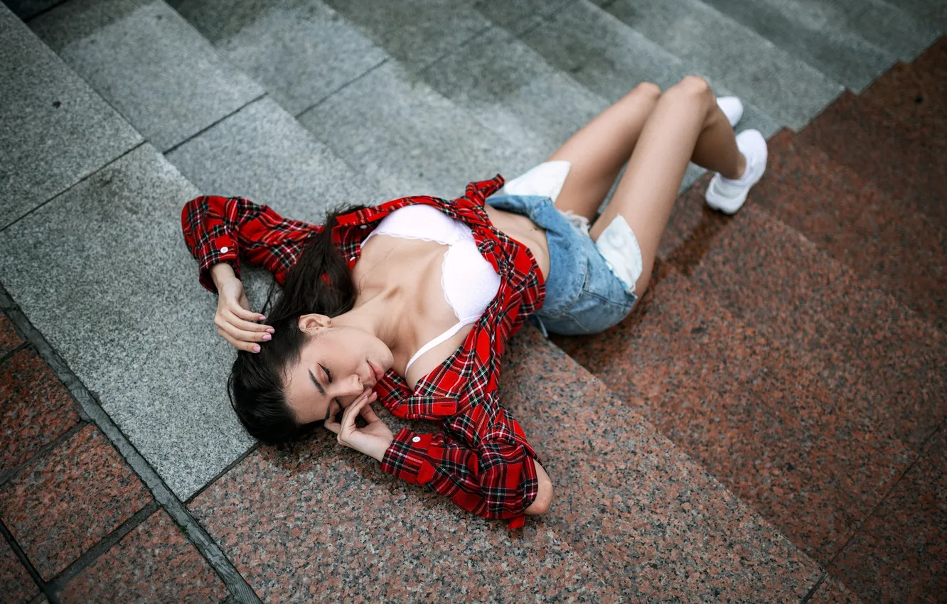 Фото обои model, brunette, pose, stair, Vadim Podoprigora