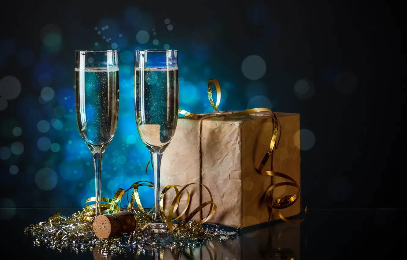 Фото обои праздник, коробка, подарок, новый год, бокалы, мишура, шампанское, серпантин