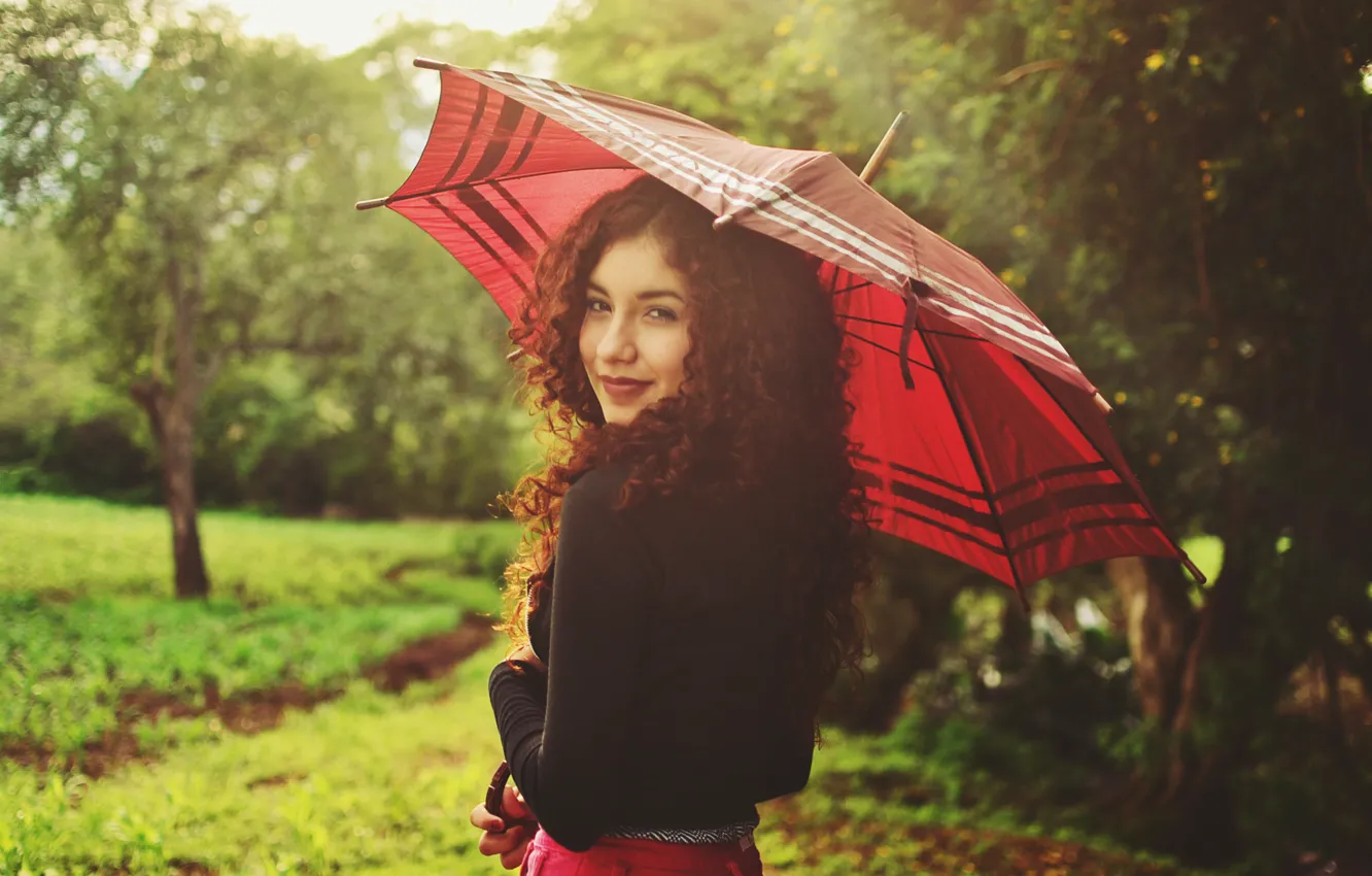 Фото обои лето, девушка, улыбка, зонтик, зонт, кудри, локоны