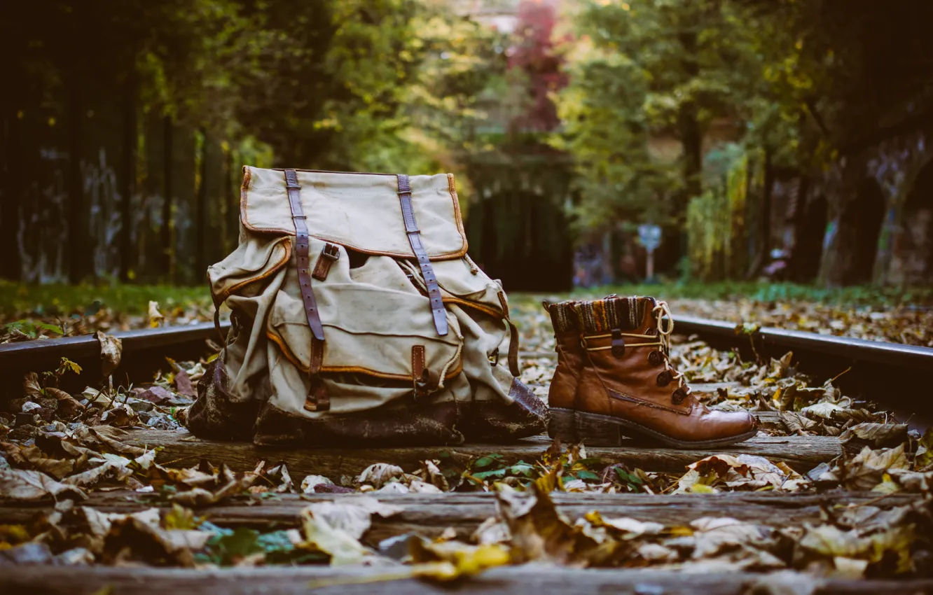 Фото обои листья, рельсы, сапоги, рюкзак, шпалы