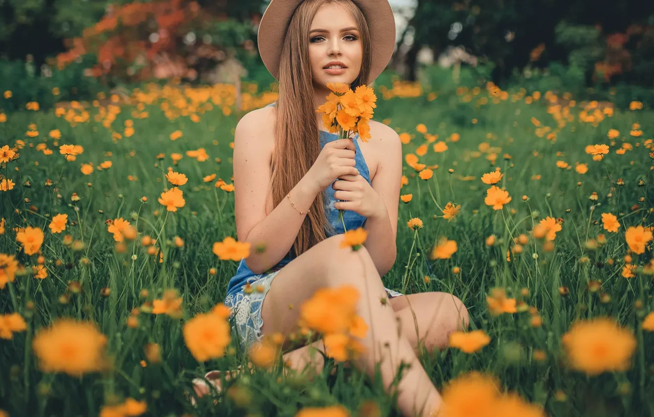Фото обои девушка, цветы, природа, шляпа, луг, шатенка, букетик