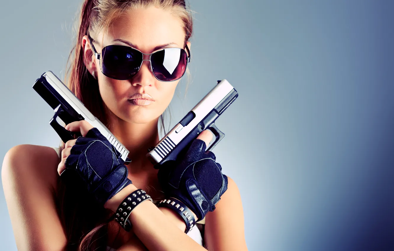 Фото обои девушка, лицо, оружие, фон, пистолеты, очки, перчатки