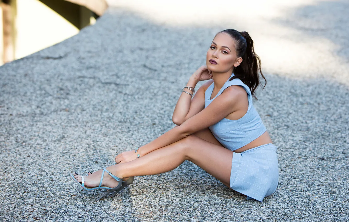 Фото обои взгляд, Kelli Berglund, девушка, фигура, сидит, блузка