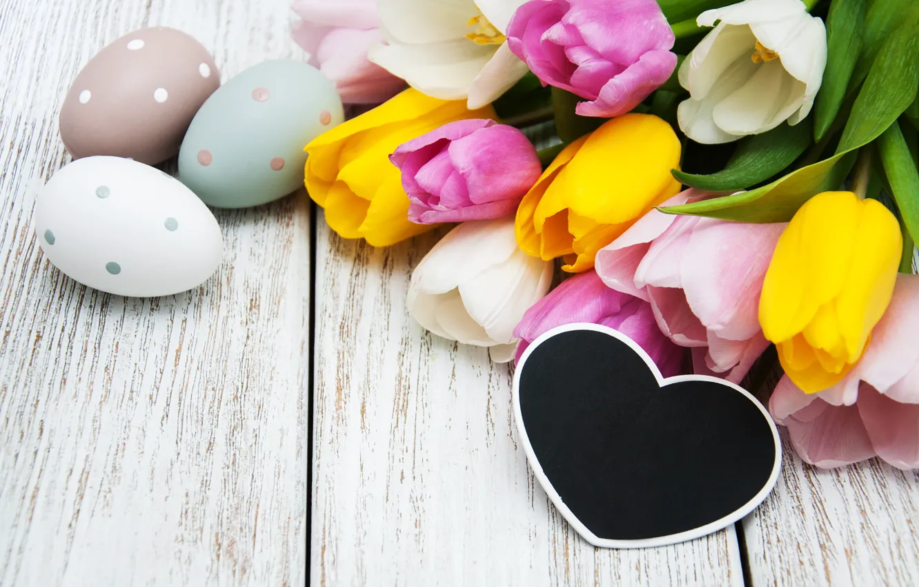 Фото обои цветы, яйца, colorful, Пасха, тюльпаны, happy, heart, wood