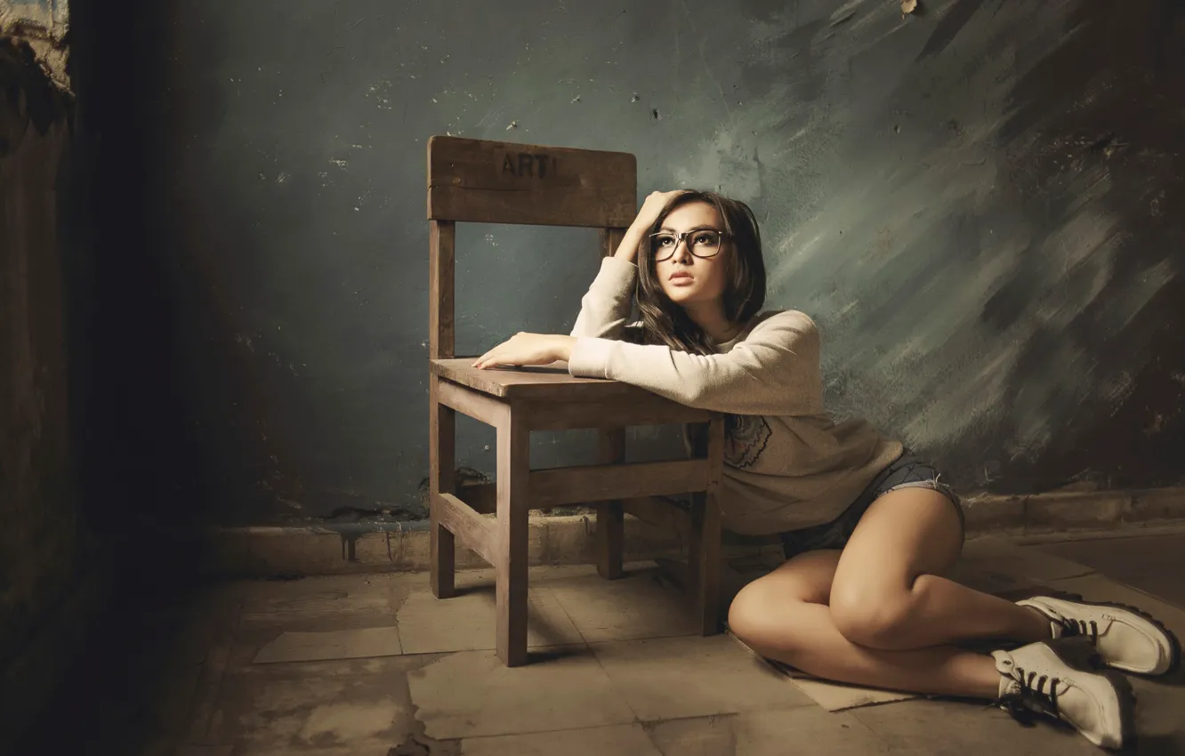 Фото обои взгляд, девушка, одиночество, комната, арт, очки, стул