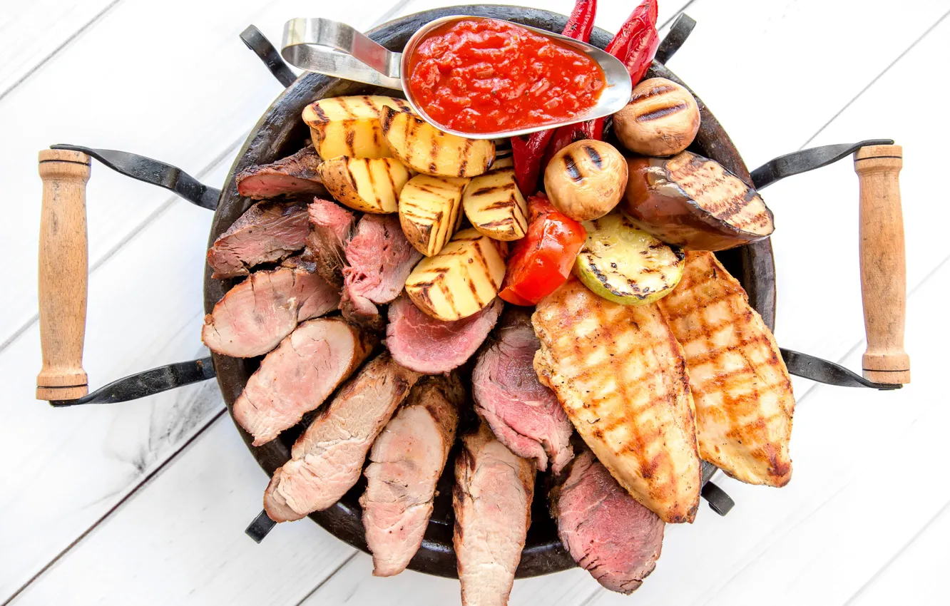 Фото обои грибы, баклажан, мясо, соус, картофель, гриль