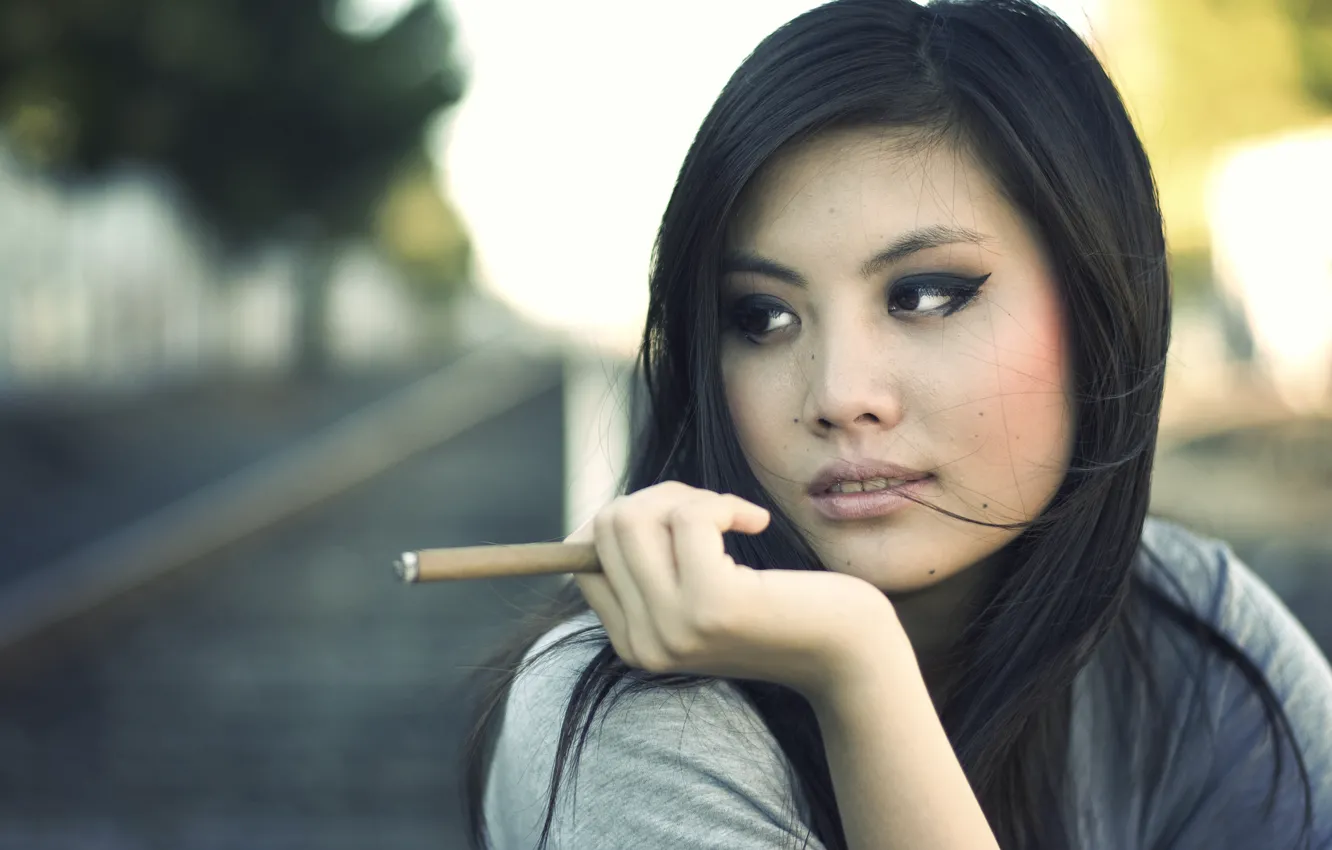 Фото обои взгляд, азиатка, beautiful, asian, cigar, Rafael Castillo, сигарилла