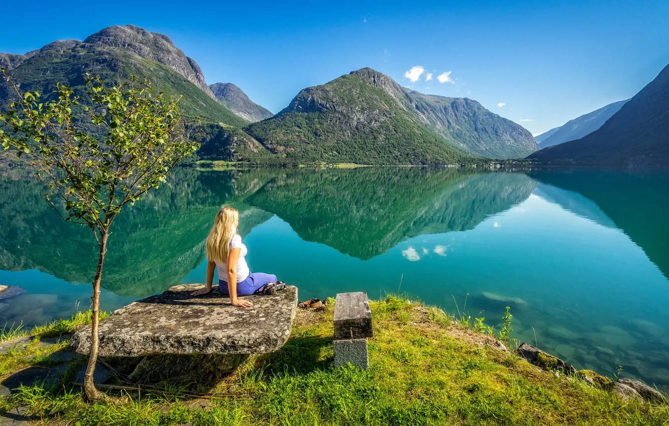 Фото обои девушка, горы, озеро, релакс, спокойствие, Норвегия