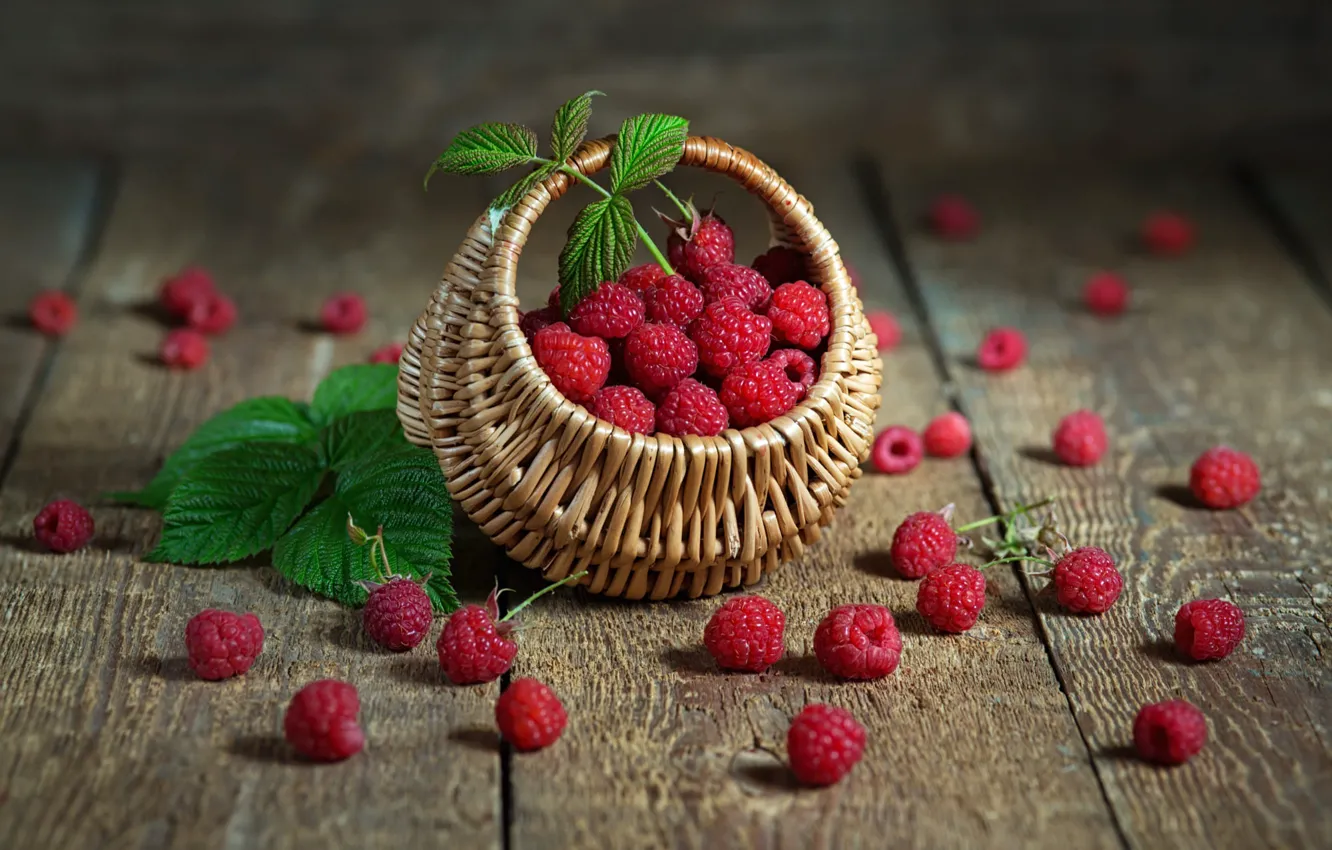 Фото обои ягоды, малина, доски, россыпь, корзиночка