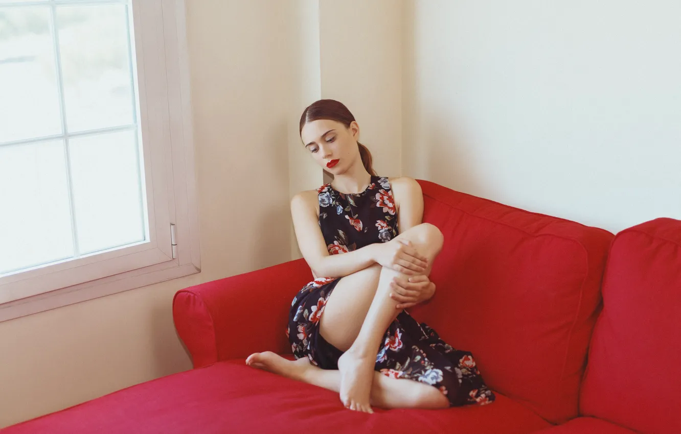 Фото обои лицо, диван, волосы, платье