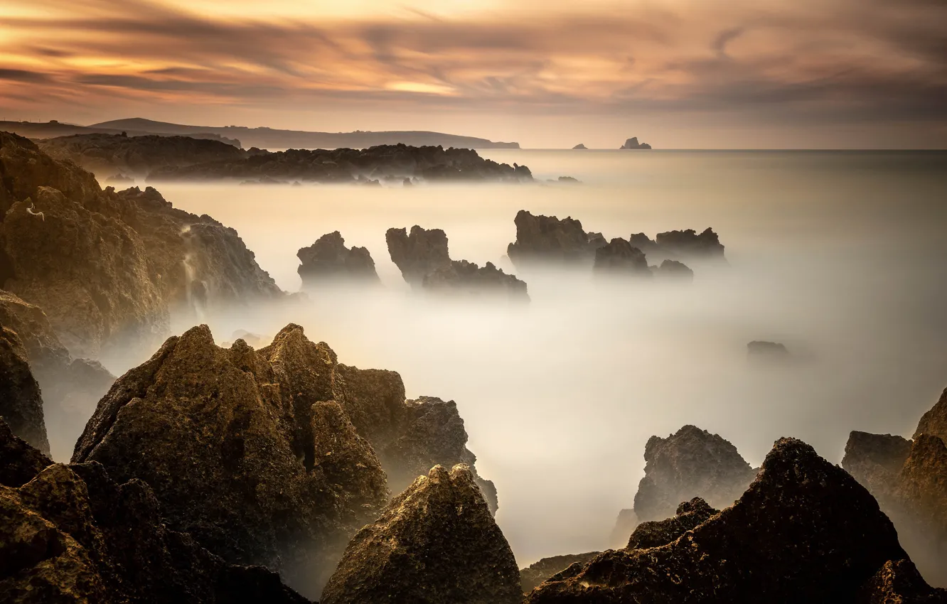 Фото обои море, небо, закат, туман, камни, скалы, рассвет, берег