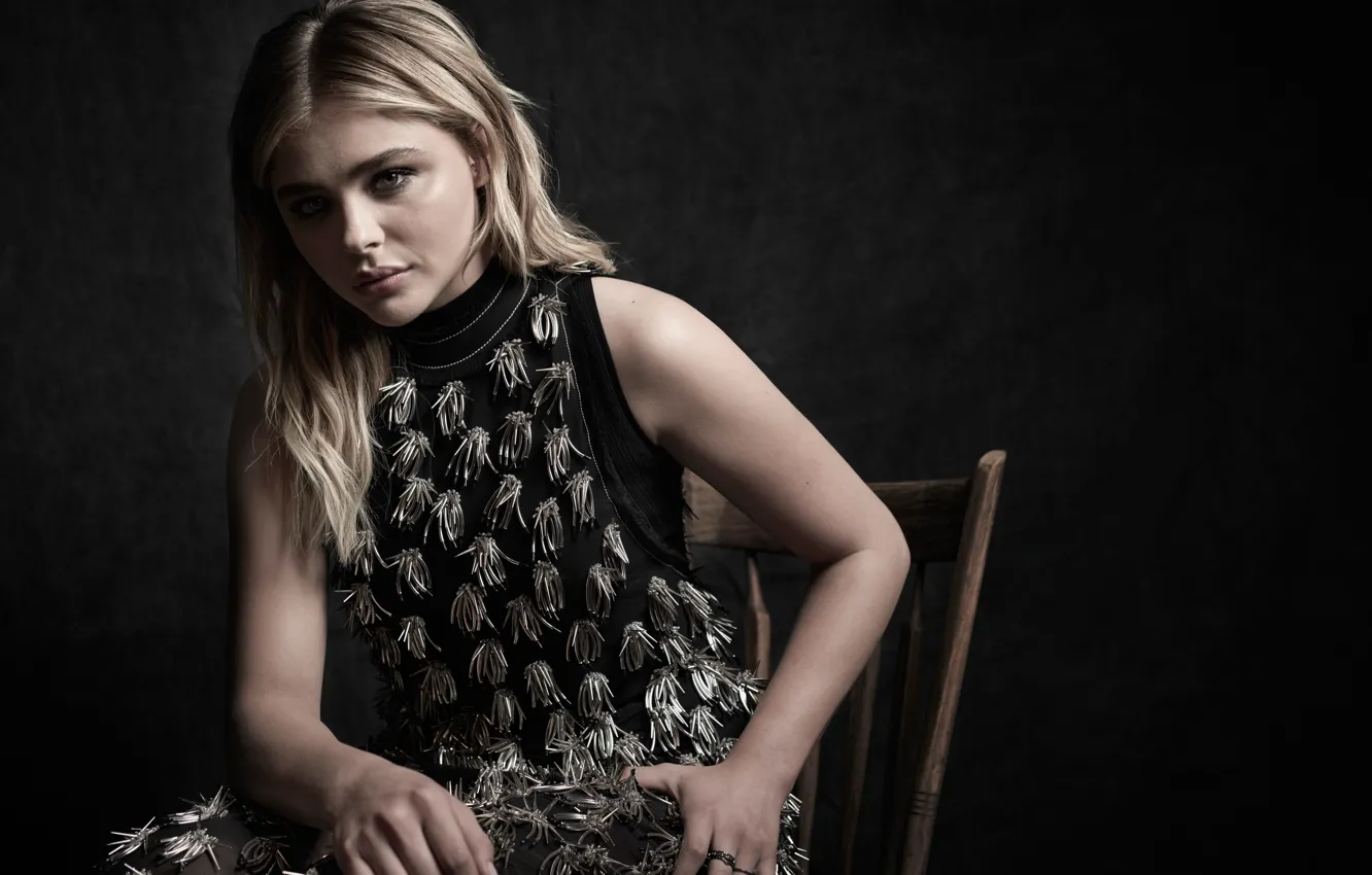 Фото обои платье, актриса, прическа, блондинка, стул, фотосессия, Chloe Moretz, Хлоя Морец
