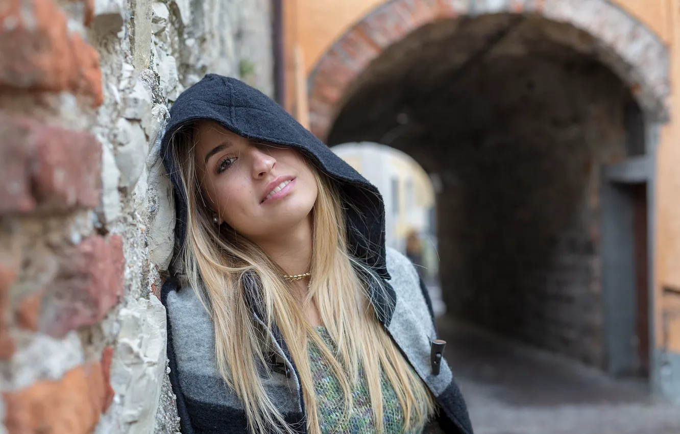 Фото обои взгляд, волосы, блондинка, капюшон, Shopie