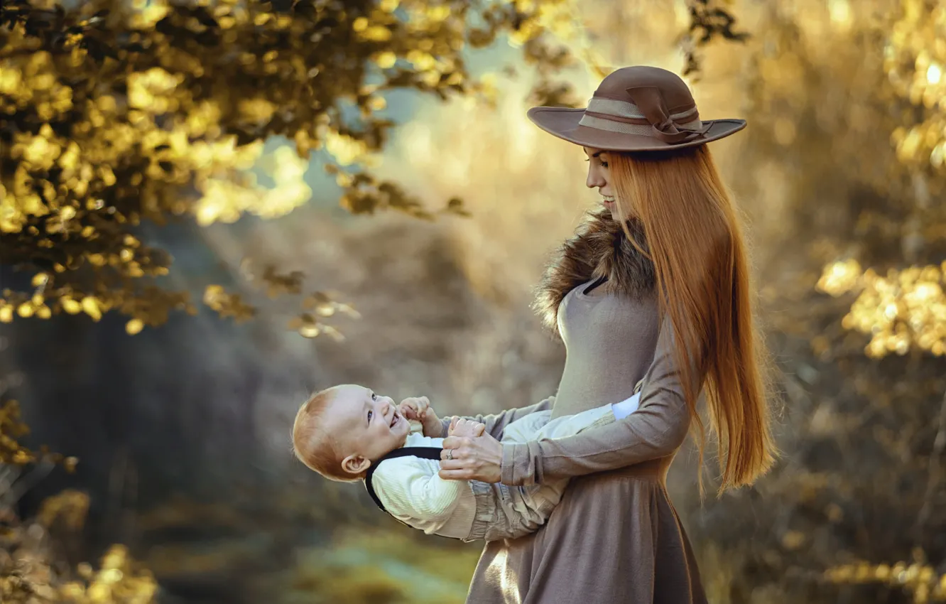 Фото обои осень, радость, природа, женщина, шляпа, платье, малыш, мама