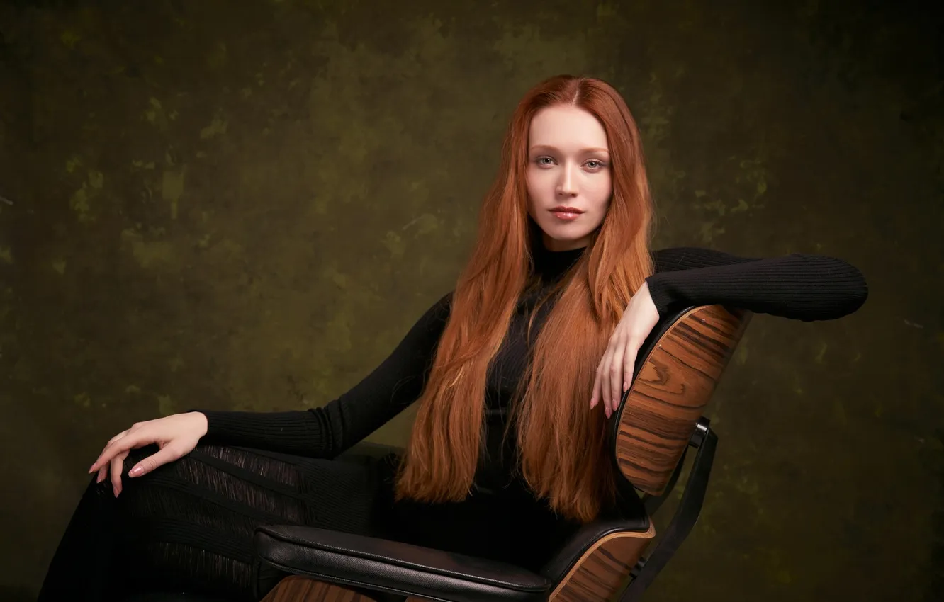 Фото обои взгляд, девушка, поза, фон, портрет, кресло, руки, платье