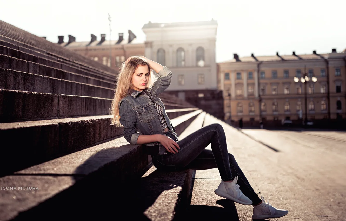Фото обои взгляд, солнце, поза, модель, портрет, дома, тень, джинсы