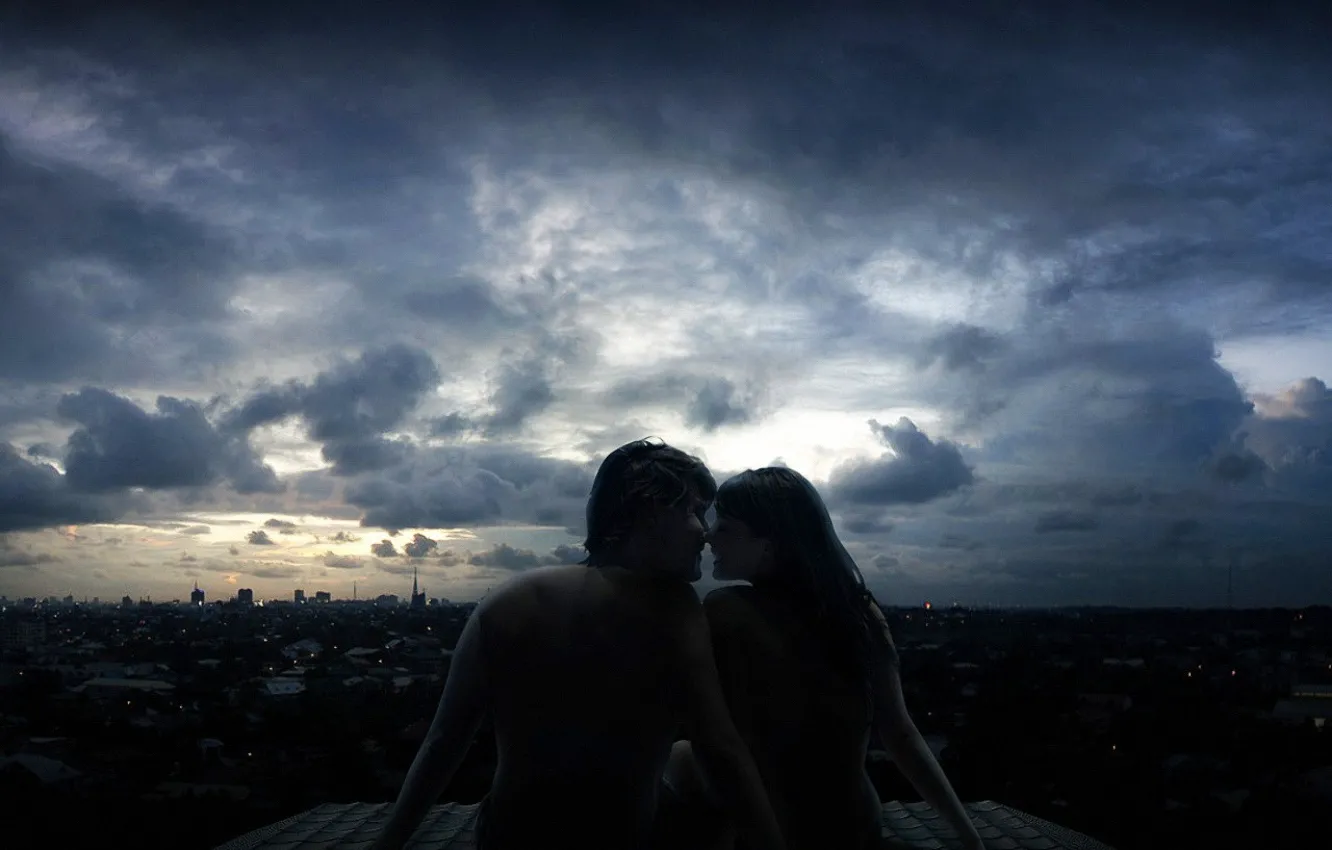 Фото обои крыша, облака, любовь, город, вечер, пара