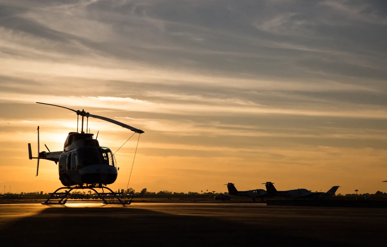 Фото обои закат, вертолет, авиабаза