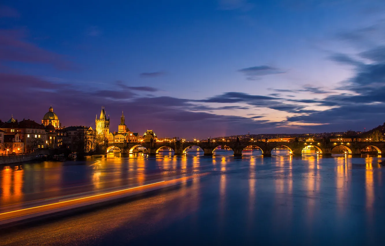 Фото обои небо, облака, мост, огни, река, дома, вечер, Прага