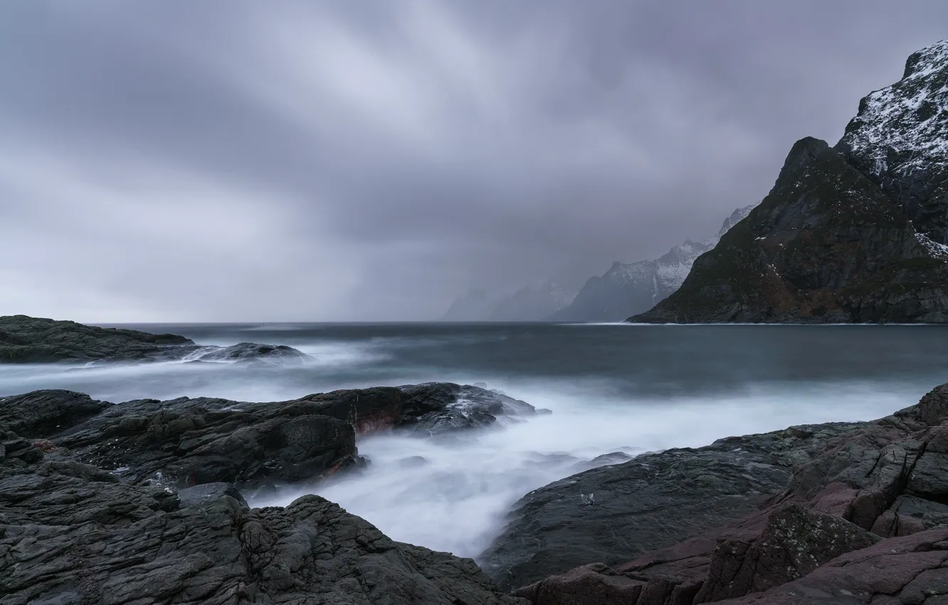 Фото обои море, горы, тучи, природа, туман, камни, скалы, дымка