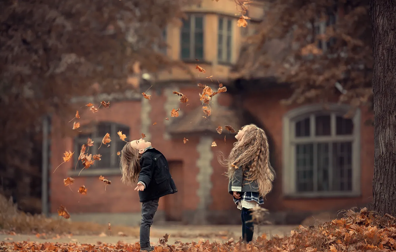Фото обои girls, autumn, leaves, cold