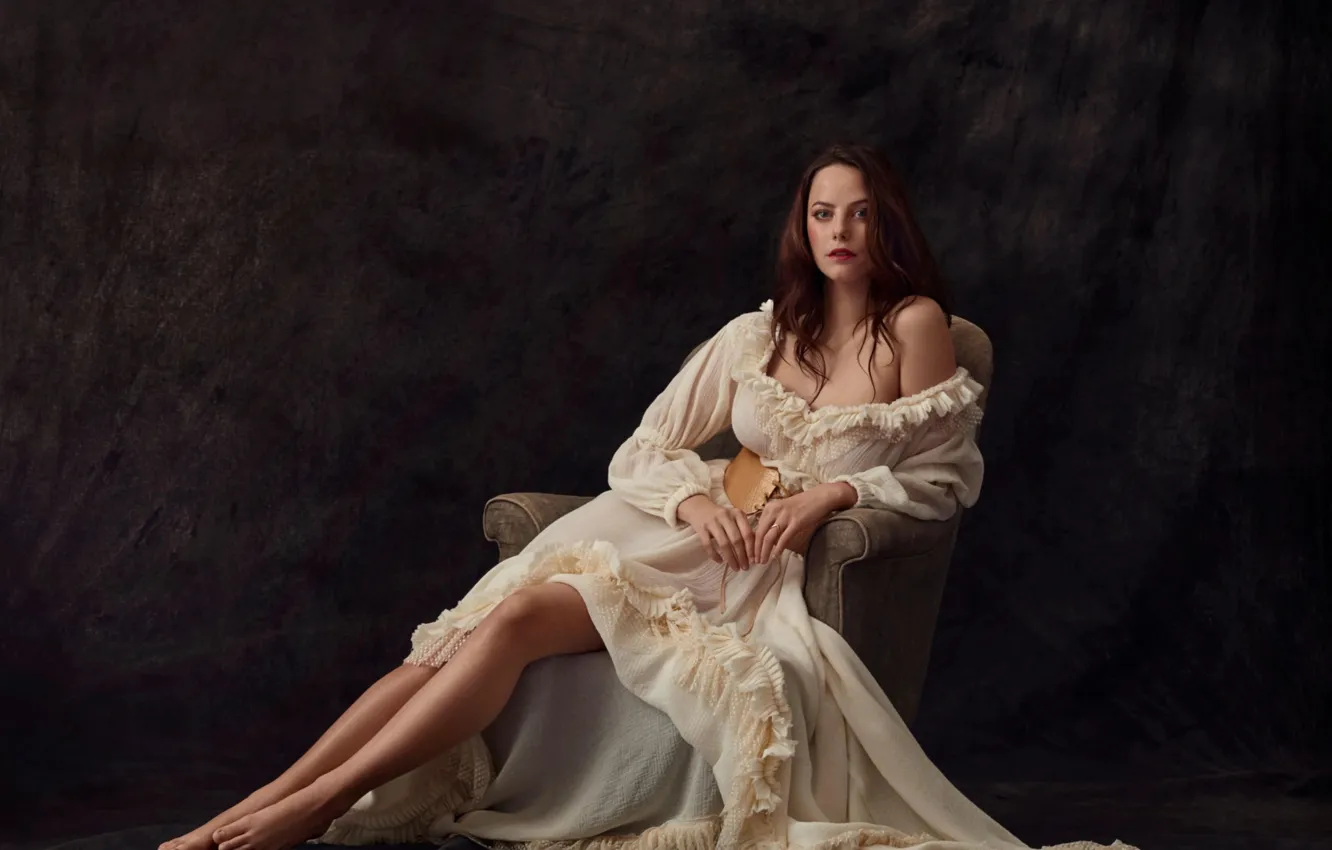 Фото обои взгляд, девушка, актриса, шатенка, Кая Скоделарио, Kaya Scodelario, сидит в кресле
