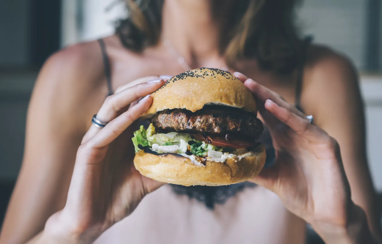 Фото обои woman, hamburger, meat, fingers