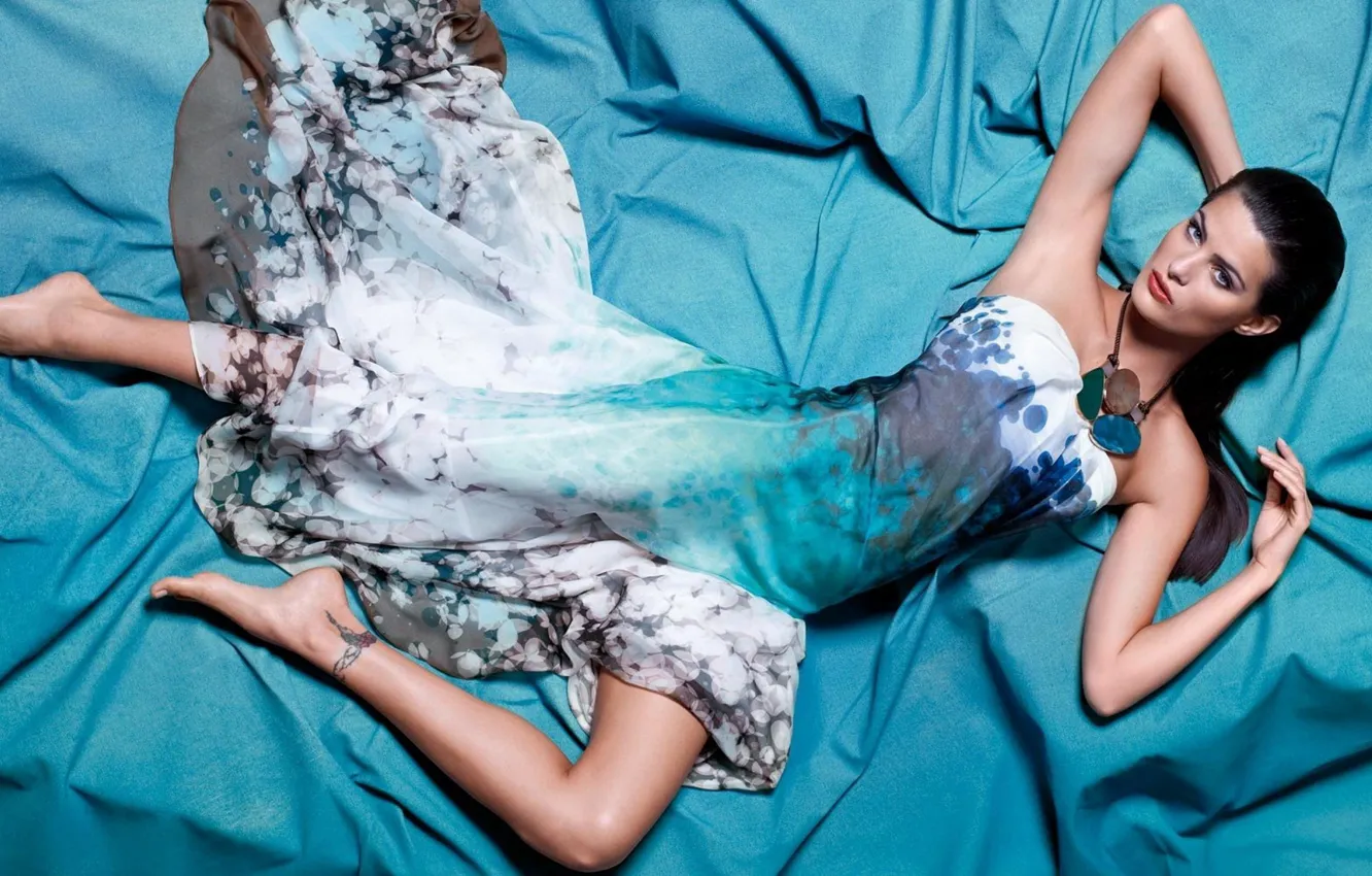 Фото обои взгляд, девушка, волосы, платье, лежит, Isabeli Fontana, цвет морской волны