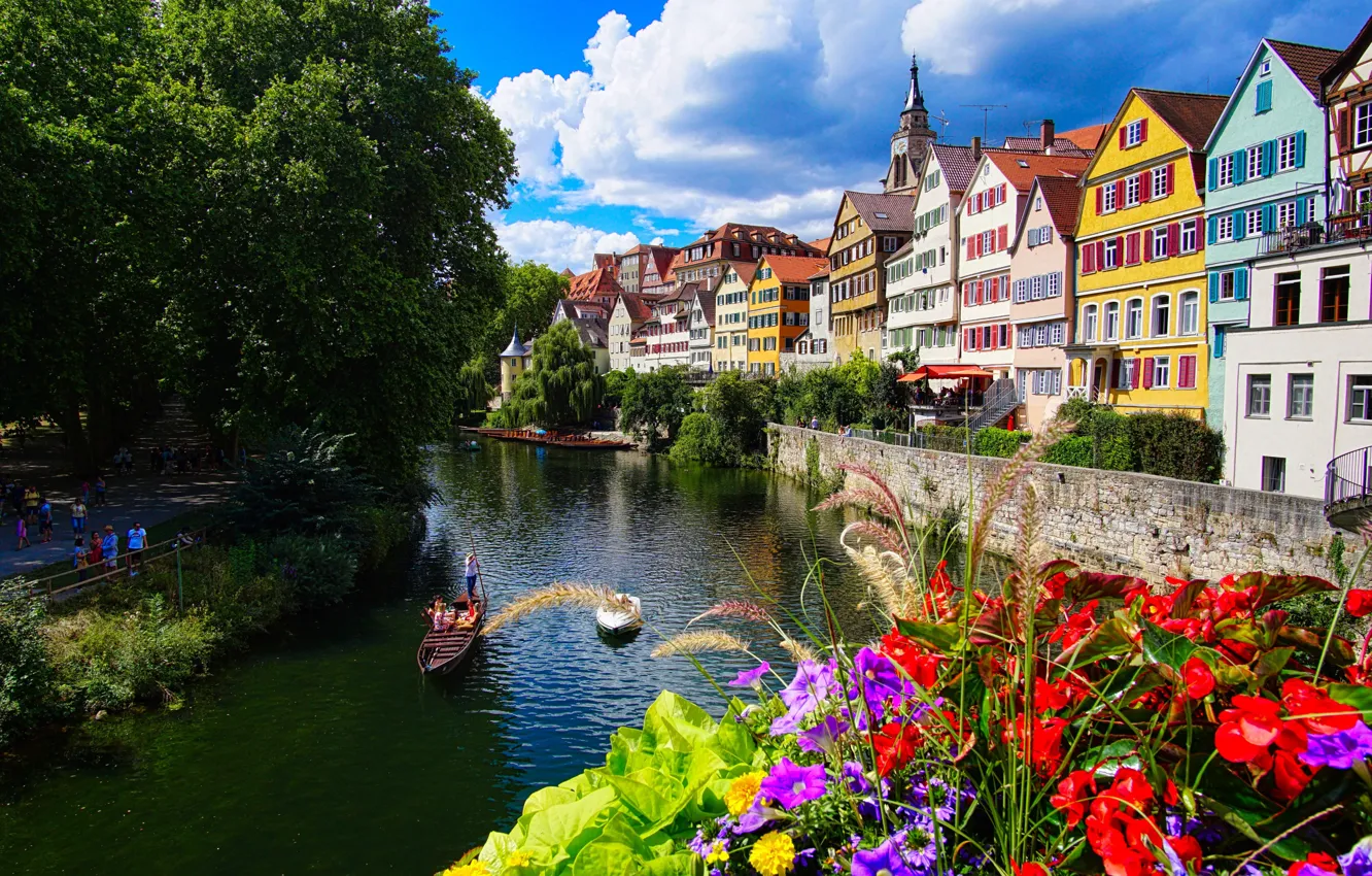 Фото обои цветы, город, река, здания, дома, лодки, Германия, набережная