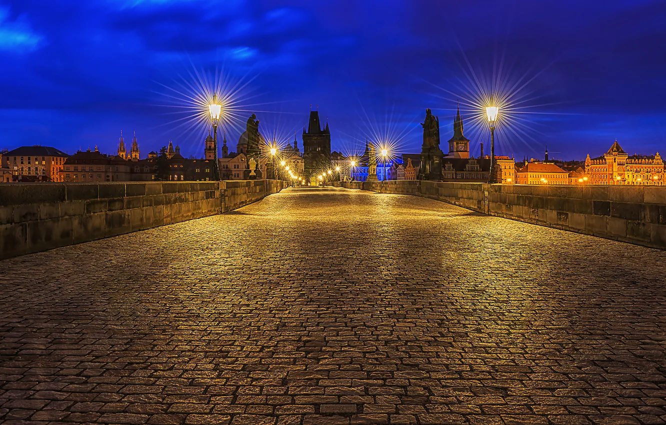 Фото обои свет, ночь, город, брусчатка, Прага, Чехия, фонари, архитектура