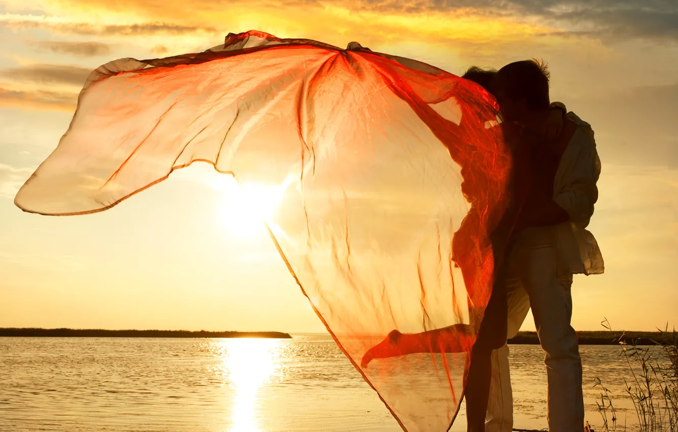 Фото обои девушка, закат, озеро, ветер, ткань, парень