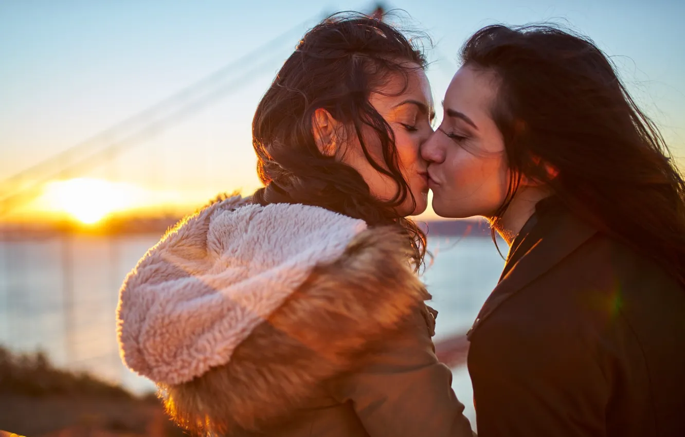 Фото обои love, photography, girls, photo, sunset, kiss, mood, friendship