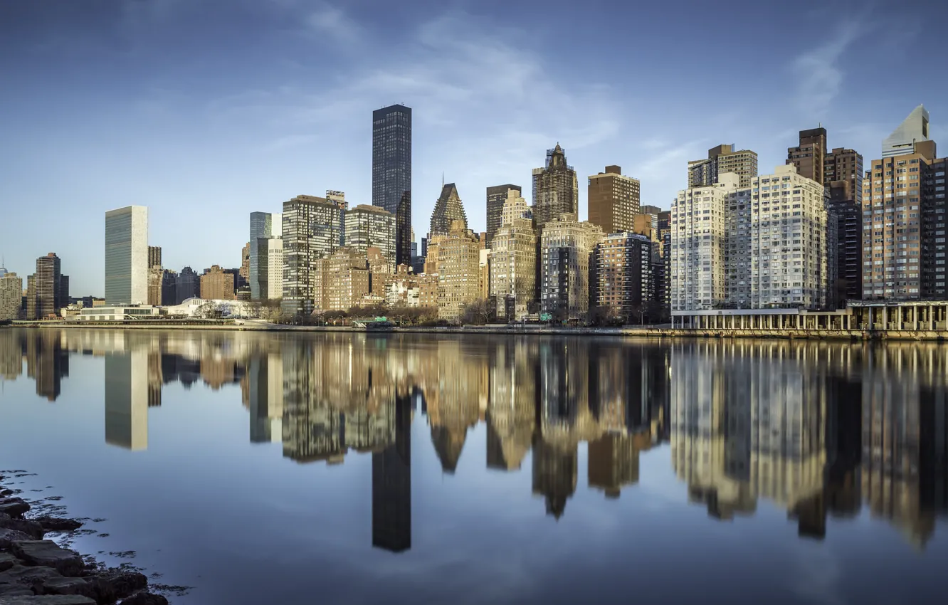 Фото обои пролив, отражение, здания, Нью-Йорк, небоскрёбы, New York City, East River, Ист-Ривер