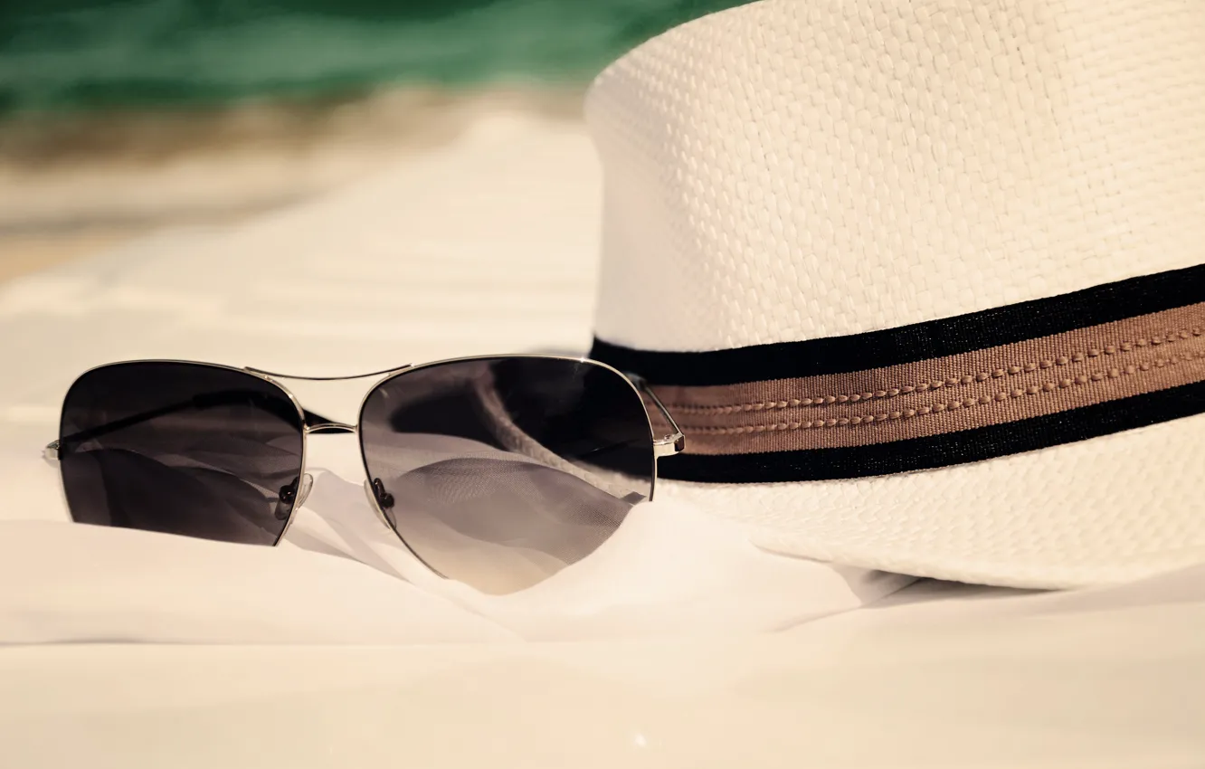 Фото обои песок, море, пляж, лето, отдых, шляпа, очки, summer