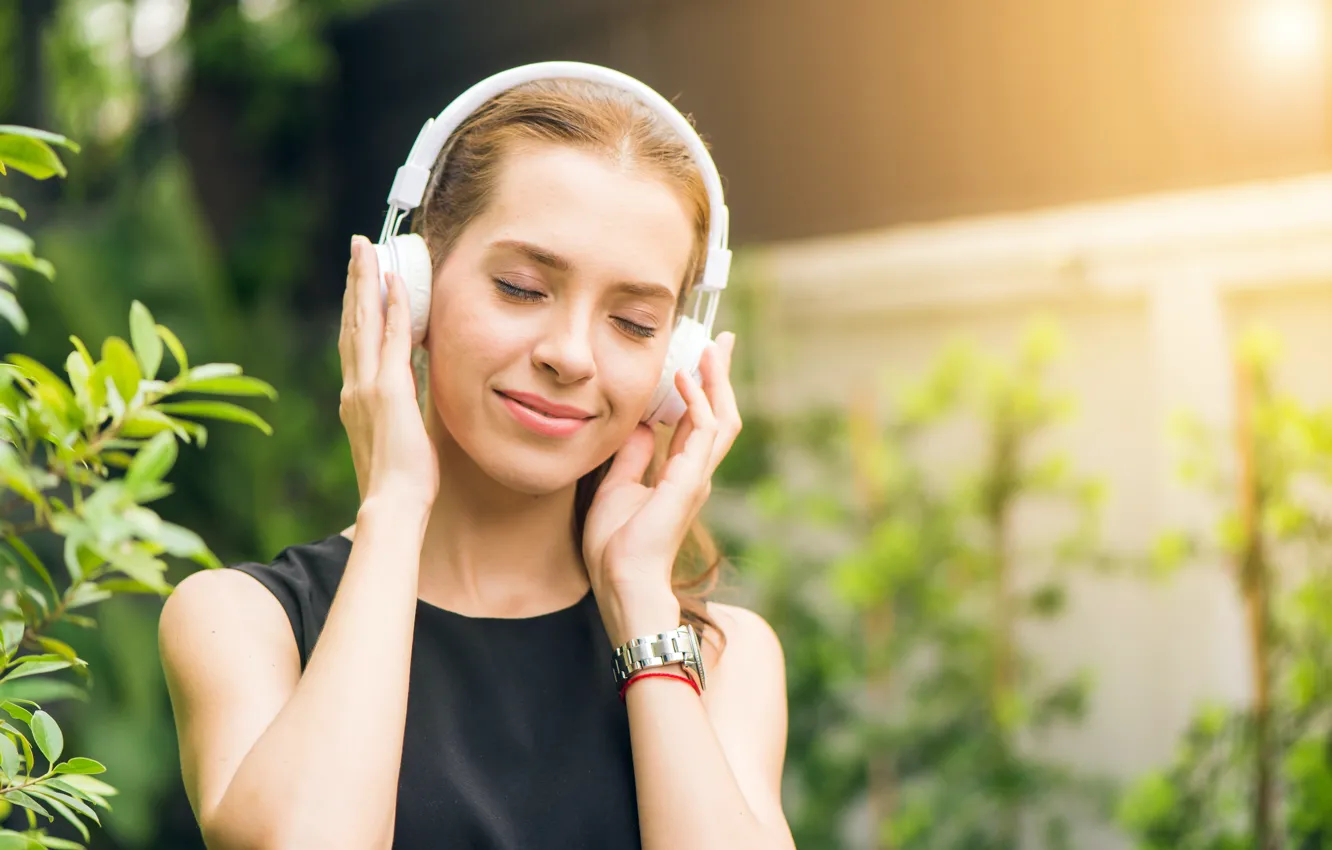 Фото обои улыбка, релакс, наушники, красивая девушка, smile, слушает музыку, headphones, размытый фон