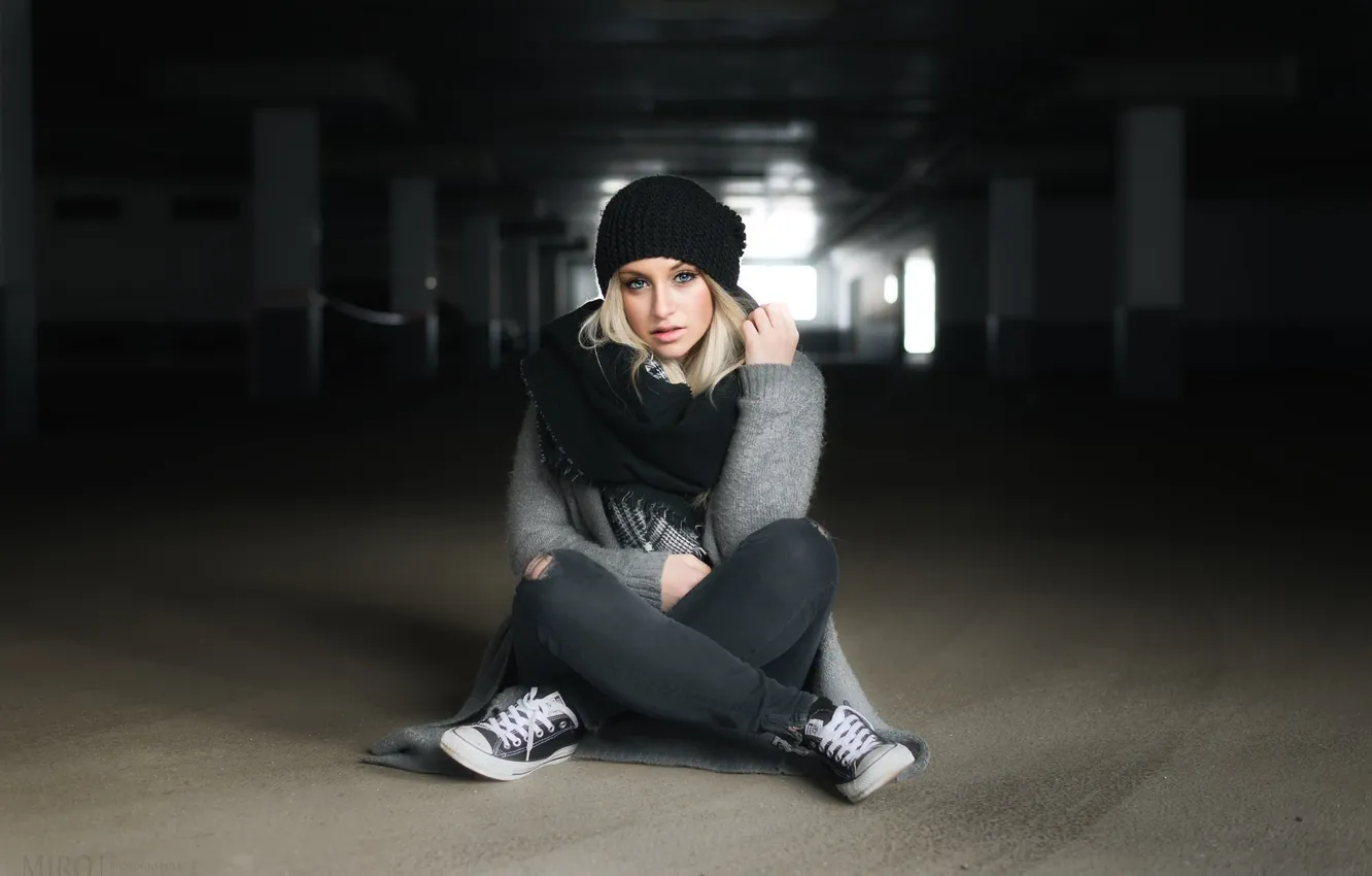 Фото обои model, women, jeans, blonde, shoes, sitting, sweater, legs crossed