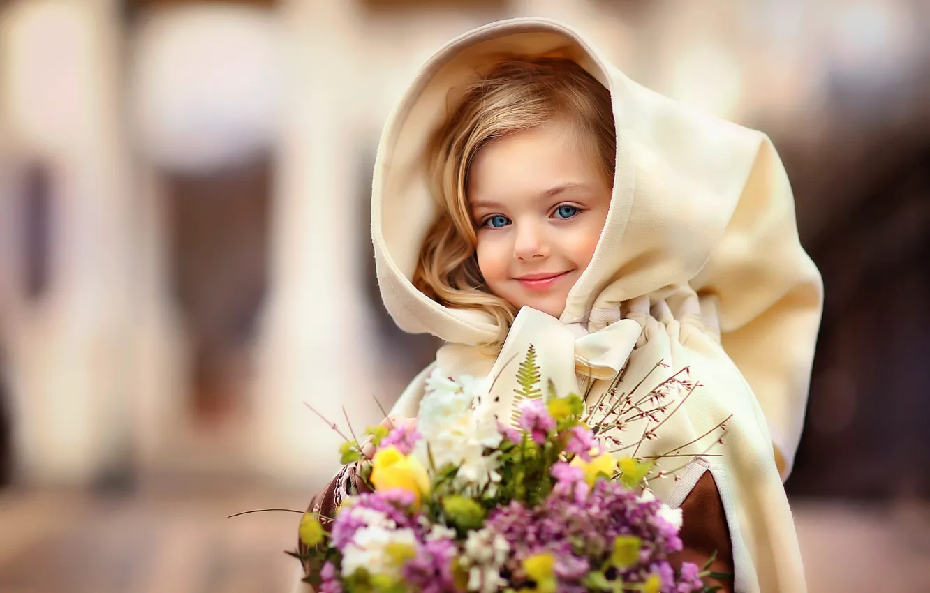 Фото обои улыбка, букет, весна, капюшон, девочка, ребёнок, барышня, Оксана Митина