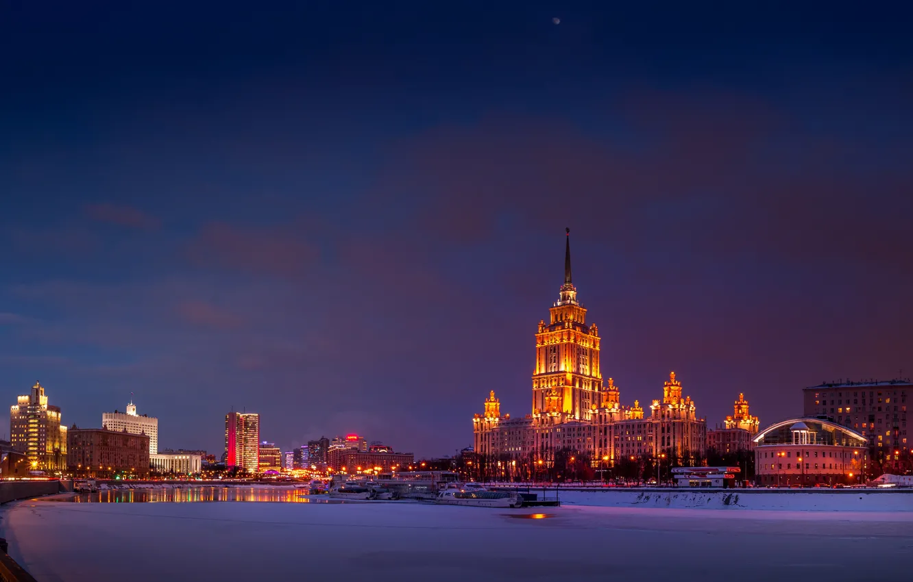 Фото обои зима, снег, ночь, огни, река, здания, дома, фонари