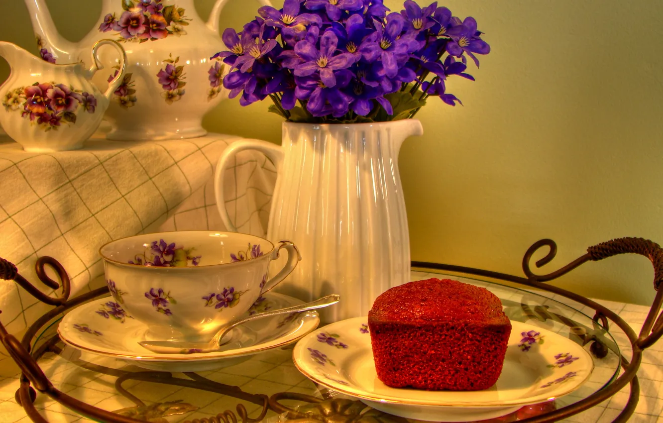 Фото обои цветы, стол, фон, кувшин, скатерть, поднос, кекс, чайный сервиз