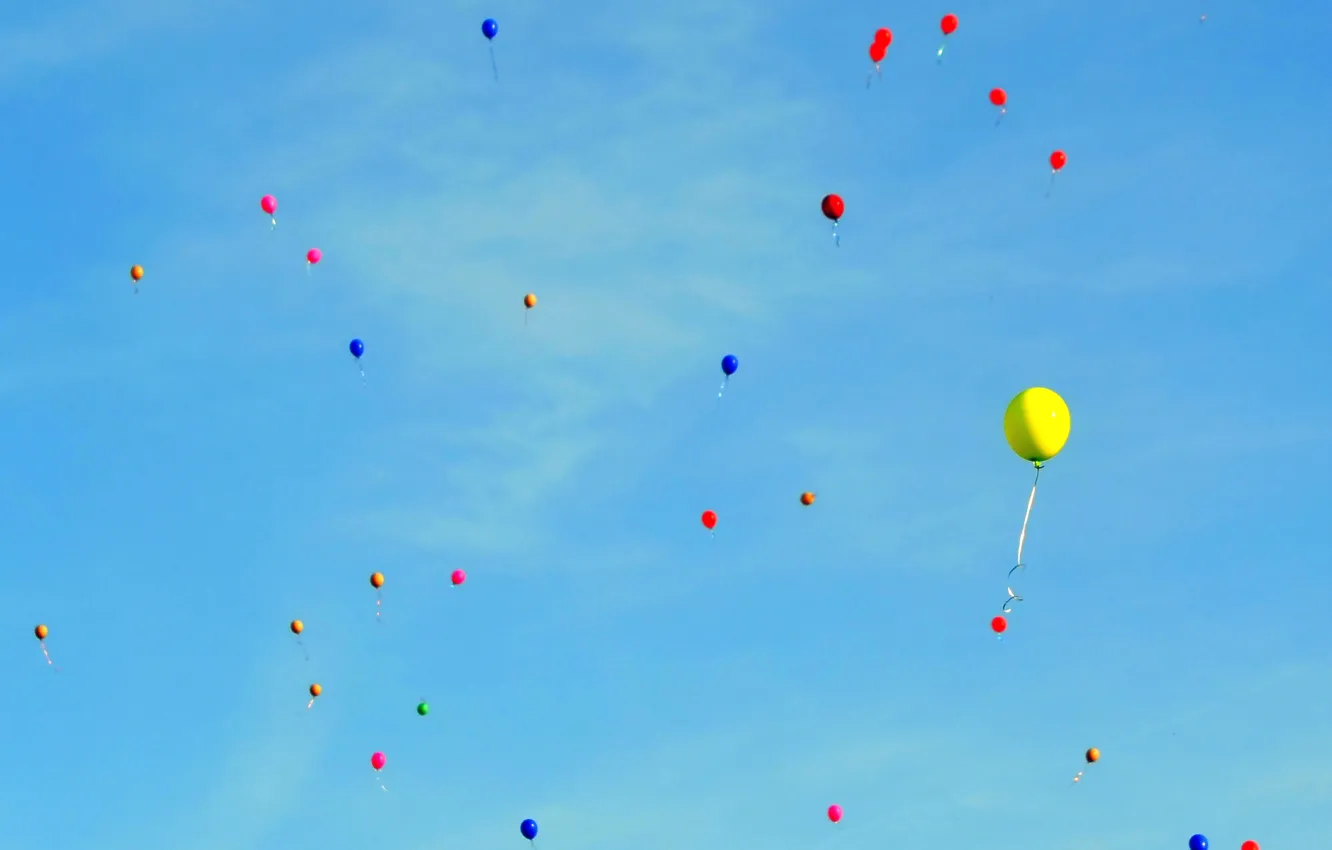 Фото обои небо, облака, праздник, краски, воздушный шарик
